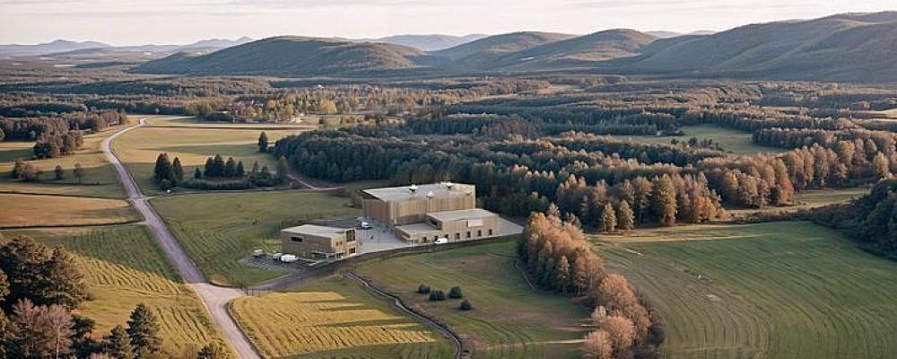 Illustration av Blykallas planerade SEALER-kraftverk. Genom samarbetet med Hitachi Energy ska bolaget utveckla standardiserade lösningar för elnätsanslutning och elektrisk infrastruktur för framtidens blykylda SMR-anläggningar. Illustration: Blykalla.