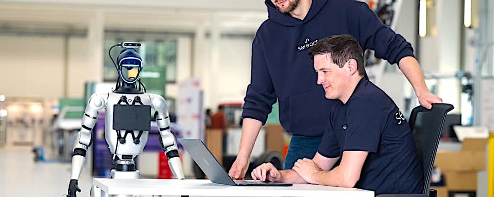 Sereacts grundare Ralf Gulde (stående) och Marc Tuscher: Robotar som ser, tänker och agerar. Foto: Sereact