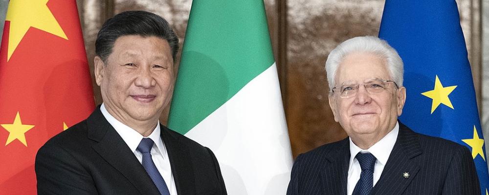 Europeiska unionen har lanserat lagstiftningen Critical Raw Materials Act, vars syfte är att minska beroendet av Kina och säkra försörjningen av strategiskt viktiga råvaror. Förmodligen ett samtalstema när Italiens president Sergio Mattarella och Kinas statschef Xi Jinping möttes i den kinesiska huvudstaden. Foto: Wikipedia Commons LIc. Kredit: Quirinale.it