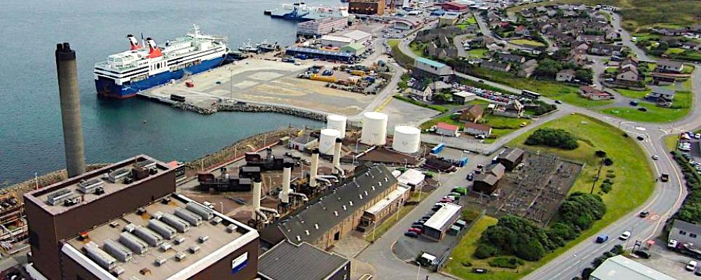Lerwick Power Station.
Huvudkraftverket på Shetlandsöarna står inför en uppgradering som projektets företrädare menar kommer att leda till en mer tillförlitlig energiförsörjning samtidigt som avkarboniseringen av elnätet påskyndas. Den finländska tillverkaren Wärtsilä ska installera ett energilagringssystem vid huvudkraftverket i Lerwick på uppdrag av Scottish and Southern Electricity Networks (SSEN), som är en del av det Perth-baserade energibolaget SSE.  Foto: SSEN