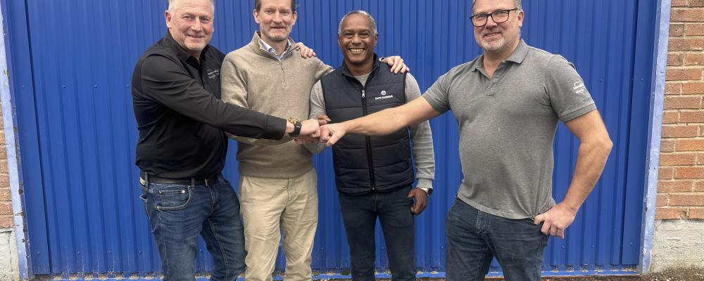 Från vänster: Anders Perjans, delägare i Metallprodukter; Simon Brännström, grundare av Safe Harbour Invest; Mario Pereira, grundare av Safe Harbour Invest; samt Hans Nohrlander, vd och ägare av Metallprodukter i Edsbyn AB, i samband med Safe Harbours förvärv den 1 oktober 2025. Foto: Safe Harbour Invest