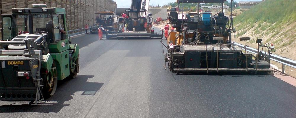 Asfaltmaskiner av olika fabrikat. Foto: Sonaz/Wikimedia Commons