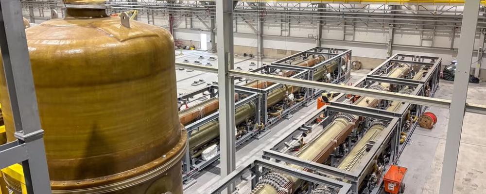 Elektrolysörer installeras vid Stegras anläggning för grönt stål i Boden i Sverige. Elektrolysörer är anläggningar som använder elektricitet för att spjälka vatten (H₂O) till vätgas och syre genom en process som kallas elektrolys. Den producerade vätgasen kan sedan användas som bränsle eller i industriella processer, till exempel vid tillverkning av stål utan kolbaserade utsläpp. Foto: Stegra