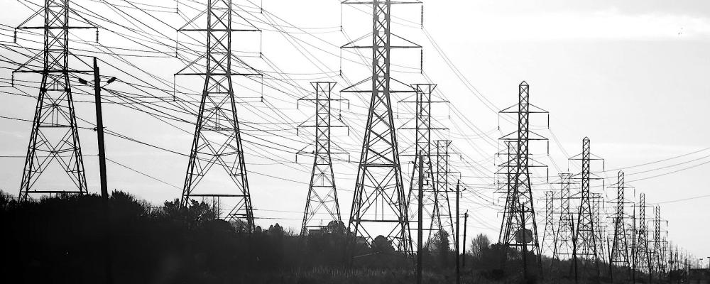 Rad av elstolpar i Webster, Texas. Dessa torn förde tidigare elektricitet från ett koleldat kraftverk. Foto: Wikipedia Commons, kredit. Jim Evans