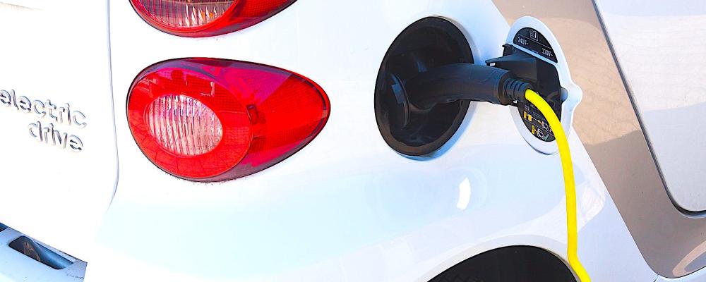 Flera tillverkare har nu skjutit upp lanseringar av nya elbilsmodeller eller minskat produktionstakten. Samtidigt satsar vissa bolag mer på hybrider och effektiva förbränningsmotorer, som i dagsläget ofta ger bättre marginaler. Foto: Creative Commons Lic. Kredit: Stux