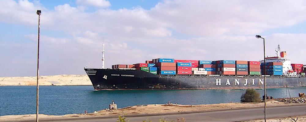 Containerfartyget Hanjin Kaohsiung passerar genom Suezkanalen. Foto: Wikipedia Common Lic. Kredit: Daniel Csörföly