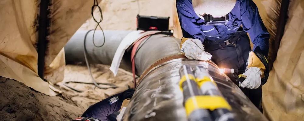 Svetsarbete på en vätgasledning i Rotterdam. Projektet drivs av Gasunie via dotterbolaget Hynetwork. Foto: Hynetwork