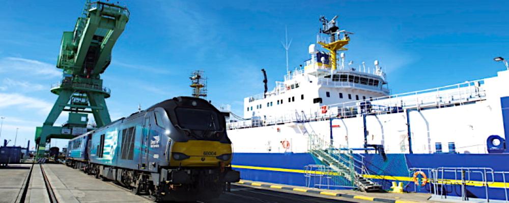 Målet är att säkerställa smidiga transporter av livsviktiga produkter. Det är tillåtet att transportera radioaktivt material med järnväg i Europa, under förutsättning att strikta nationella och internationella regler följs, såsom IAEA:s bestämmelser och den europeiska RID-koden för järnvägstransporter. Dessa kräver särskilda förpacknings- och säkerhetsåtgärder för att skydda allmänheten och miljön. Företag måste upprätta strålskyddsprogram, och speciella typ B-behållare används för mycket radioaktivt material, vilket garanterar säkerhet även vid allvarliga olyckor. Foto: Nuclear Transport Solutions.