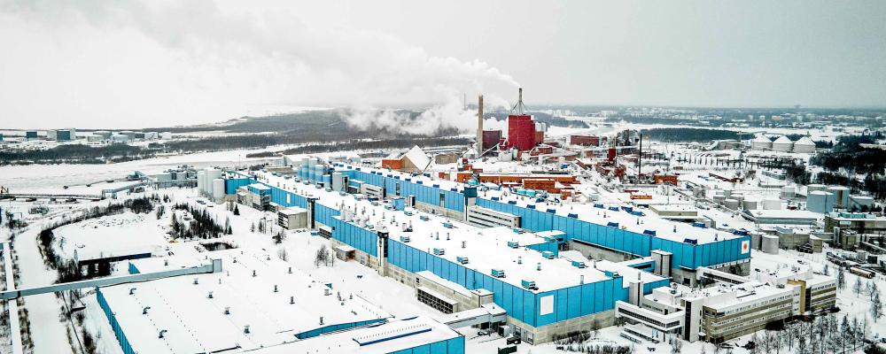 Fabriken i Uleåborg ingår i Stora Ensos Packaging Materials-division och producerar förpackningskartong, säckpapper och oblekt barrträmassa av färskfiber. Fabriksintegratet på Nuottasaari omfattar en mottagningsplats för virkespartier, cellulosafabriken, en kraftliner-linje och hamnfunktioner. Foto: Stora Enso