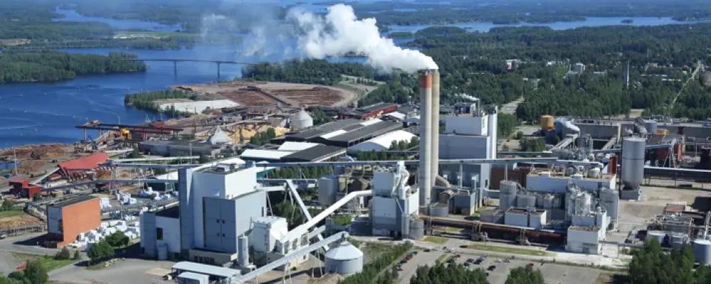 Höga virkespriser tvingar UPM hålla Kaukas massafabrik stängd längre. Foto: UPM