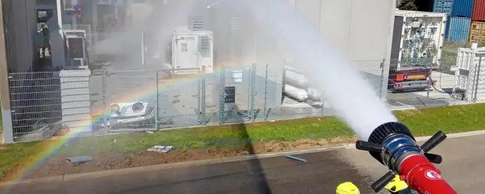 Den lokala brandkåren sprutar vatten på brandhärden vid vätgastankstationen i Gersthofen i Bayern. Denna helt ny vätgastankstation i södra Tyskland fick omfattande skador efter att en explosion orsakade brand vid anläggningen, enligt lokal polis.
Stationen, som ligger i det så kallade ”godsbyn” i Augsburg – ett område med många transport- och logistikföretag, hade bara varit öppen i en vecka. Den drevs av det tyska företaget Tyczka Hydrogen och var bolagets första vätgastankstation. Foto: Gersthofen Fire Brigade