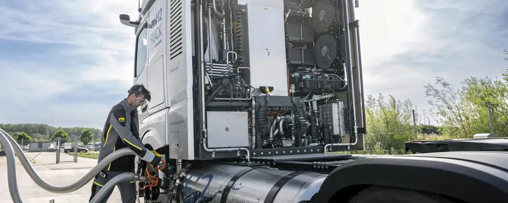 Daimler Trucks prototyp av GenH2 som kör på flytande vätgas tankas vid en prototypstation för flytande vätgas i Wörth am Rhein. Foto: Daimler Truck