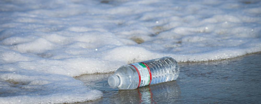 Naturskyddsföreningens syn på plastavtalet är bland annat att avtalet måste reglera plasters kompletta livscykler – från design, tillverkning, konsumtion, återbruk och återvinning till avfallshantering. Foto: Brian Yurasits/Unsplash
