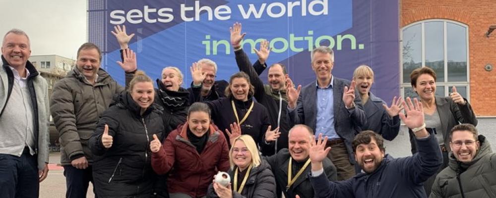 Voiths team i Heidenheim och Düren firar framgången och erkännandet i form av det tyska hållbarhetspriset för pressfilten Infinity +Green och det återvinningskoncept som ligger bakom produkten. Foto: Voith