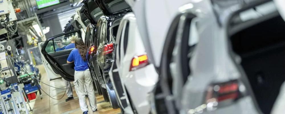 Volkswagens fabrik i Wolfsburg förbereder övergången till hundra procent elbilsproduktion.






Volkswagens fabrik i tyska Wolfsburg. Foto: Volkswagen