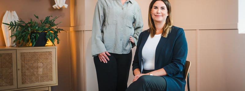Frida Larsson, Ekonomichef MRM Mining stående i bild, Louise Eriksson nytillträdd VD MRM Mining sittande.  Foto: Jacob Nilsson, Brightnest