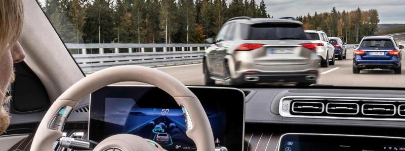 Enligt tyska medier planerar Mercedes Benz en besparingsplan på flera miljarder euro, som kan inkludera nedläggningar av fabriker.