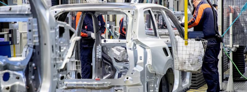 Adam Ihse / TT: Volvo Cars bilproduktion påverkas fortfarande av komponentbrist och nedstängningar på grund av covid-19. Men nu är man på väg att återgå till det normala. Arkivbild.