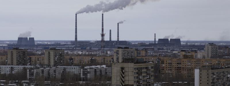 Ivan Sekretarev/AP/TT: Avtovaz stora bilfabrik syns bortom bostadshusen i Togliatti, Ryssland. Arkivbild.