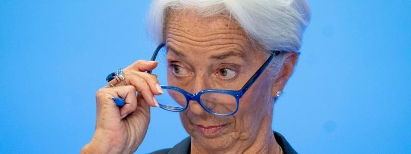 Michael Probst AP/TT: Europeiska centralbanken (ECB), med chefen Christine Lagarde, väntas efter första räntehöjningen på elva år fortsätta strama åt samtidigt som eurozonen bromsar in på bred front – bland annat till följd av strypta ryska gasleveranser. Arkivbild.