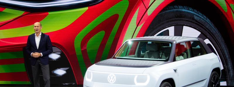 Sven Hoppe/AP/TT: Volkswagen visar upp en av sina nya modeller i samband med bilmässan i München förra året. Arkivbild.