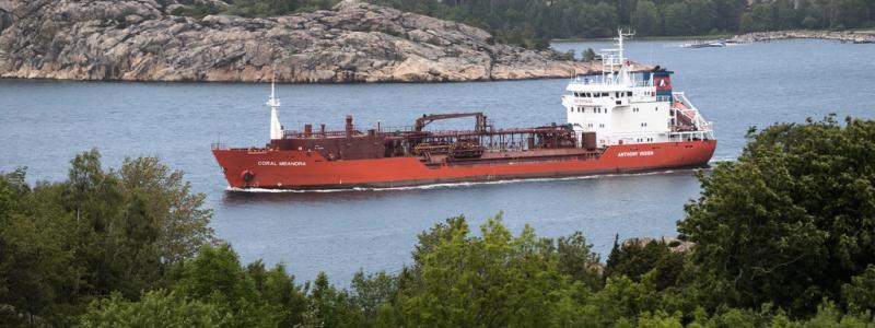Thomas Johansson/TT: Handeln med Ryssland, bland annat i form av oljeimport, har rasat i år enligt Kommerskollegium. Arkivbild