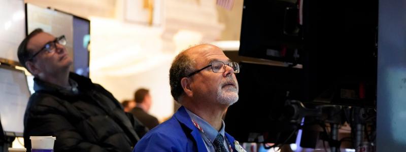 Seth Wenig/AP/TT: Aktiehandlare på New York-börsen.