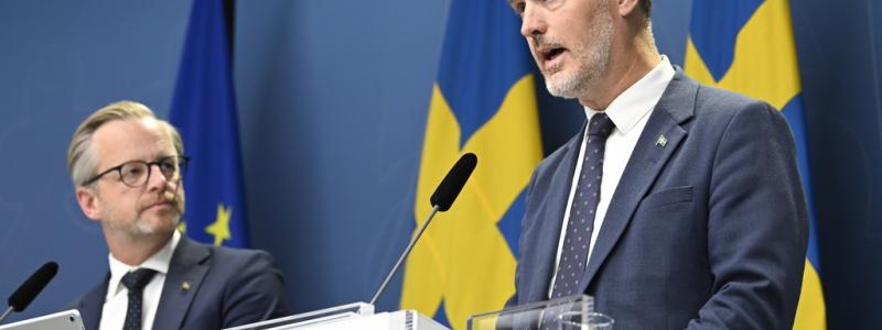 Anders Wiklund/TT: Finansmarknadsminister Max Elger (S) (th) och finansminister Mikael Damberg (S) berättar om de statliga kreditgarantierna för lån till elproducenter.