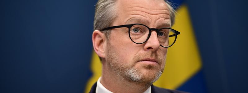 Paul Wennerholm/TT: Införandet av avfallsförbränningsskatten ledde till bromsade investeringar i värmekraftverken, enligt finansminister Mikael Damberg (S).