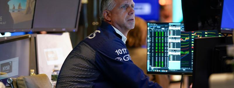 Seth Wenig/AP/TT: Investerarna tryckte på säljknappen under tisdagen, som var veckans första handelsdag. Arkivbild.