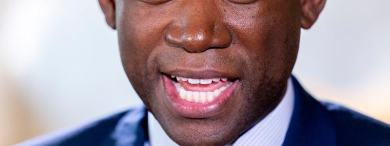 Andrew Harnik AP/TT: USA-sanktioner hotar bolag runt om i världen som betalar mer än pristaket för rysk olja, enligt USA:s biträdande finansminister Wally Adeyemo. Arkivbild