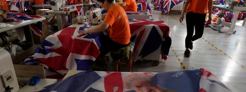 Ng Han Guan/AP/TT: Anställda syr brittiska flaggor vid Shaoxing Chuangdong Tour Articles.