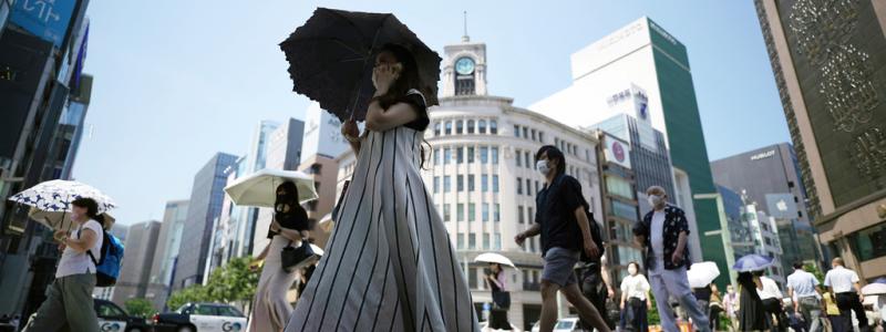 Eugene Hoshiko/AP/TT: Japaner får nu ta skydd för en allt högre inflation. Arkivbild.