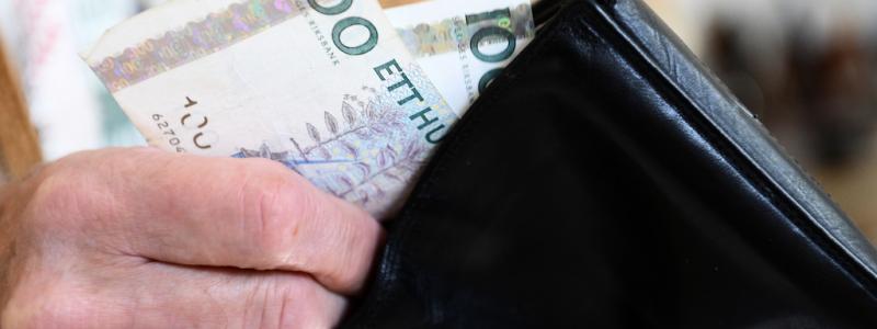 Fredrik Sandberg/TT: Kronans värde mot dollarn är på historiskt låg nivå.