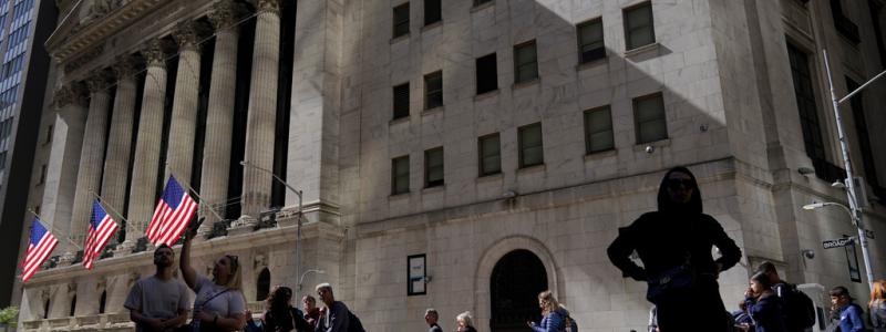 Mary Altaffer/AP/TT: Solen lyste på börshuset i New York under fredagen – men därinne var stämningen dämpad. Arkivbild.