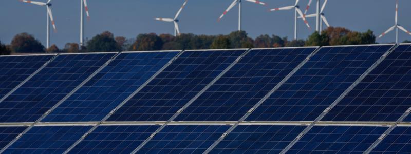 Michael Sohn/AP/TT: Lösningen är enligt LRF en kombination av flera energislag – att a tillvara alltifrån solenergi och biodrivmedel till biogas, vindkraft och småskalig vattenkraft. Arkivbild.