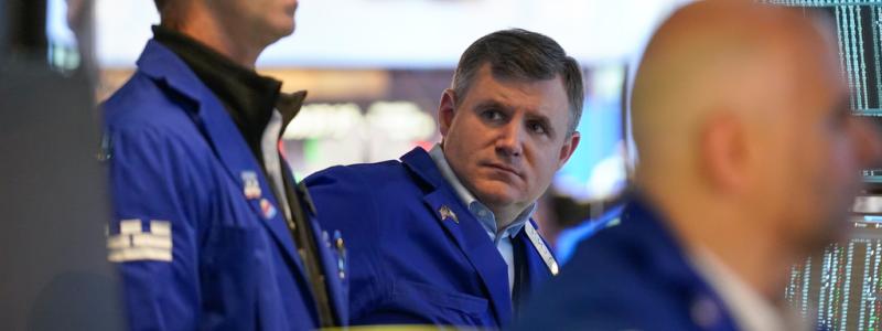 Seth Wenig/AP/TT: Stämningen var dämpad i börshuset i New York under veckans första handelsdag.