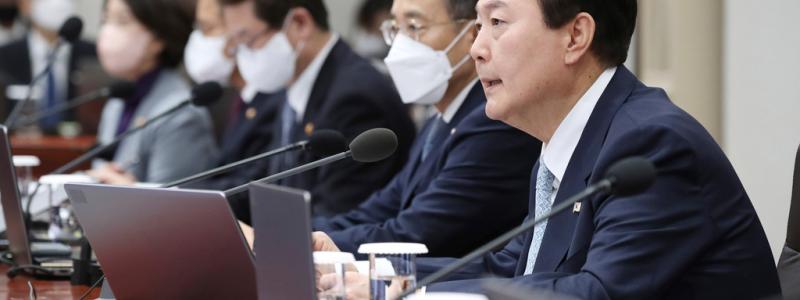 Ahn Jung-hwan/AP/TT: President Yoon Suk Yeol vid ett regeringsmöte på torsdagen om de strejkande chaufförerna. Arkivmöte.