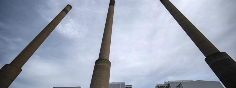 Johan Nilsson/TT: Det oljeeldande Karlshamnsverket sattes i beredskapsläge natten till måndagen och rullar nu på en miniminivå. Arkivbild.