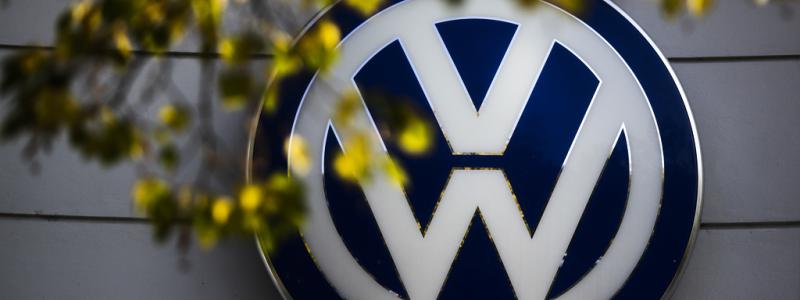 Markus Schreiber AP/TT: Volkswagen (VW) ser en inbromsning i tillväxten för elbilsförsäljningen i Europa till följd av att efterfrågan dämpas av höga elpriser och inflation. Arkivbild