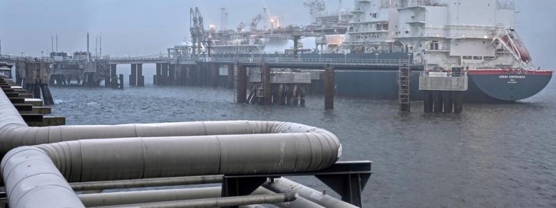 Michael Sohn/AP/TT: En ny, flytande gasterminal för mottagning av flytande naturgas i Wilhelmshaven i Tyskland är en del av vägen bort från europeiskt beroende av rysk gas. Arkivbild
