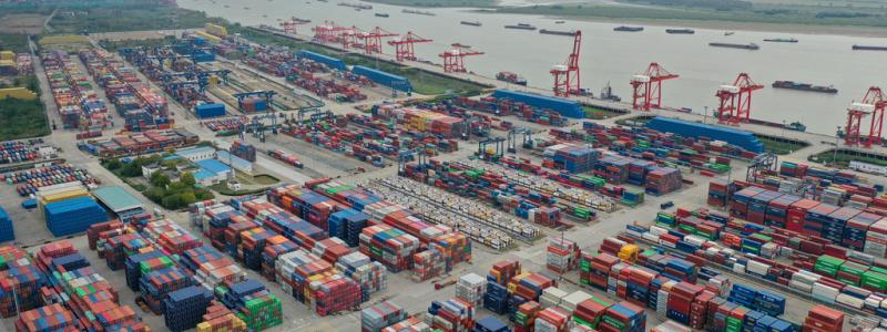 Chinatopix/AP/TT: Containrar i en hamn i Nanjing i östra Kina. Trots flera utmaningar fortsatte landets handel att öka under 2022. Arkivbild.