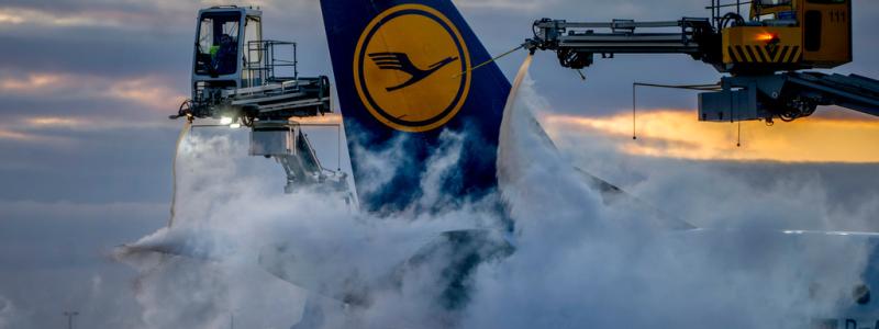 Michael Probst/AP/TT: Ett flygplan tillhörande Lufthansa vid Frankfurts internationella flygplats.