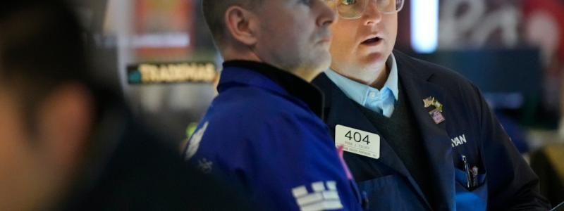 Seth Wenig/AP/TT: Nedåt på Wall Street – årets börsuppgång utraderad. Arkivbild.