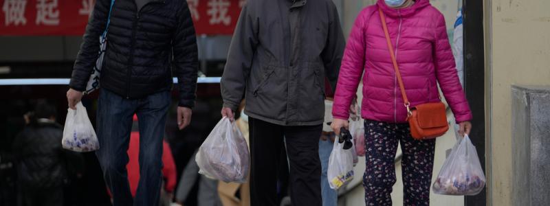 Andy Wong/AP/TT: Pekingbor på väg från en lokal marknad. Arkivbild.