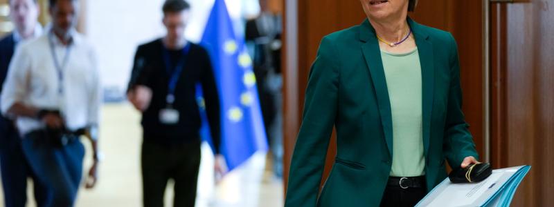 Virginia Mayo/AP/TT: EU-kommissionens ordförande Ursula von der Leyen på väg in till torsdagens extrainsatta kommissionsmöte om bland annat strategiska råvaror.