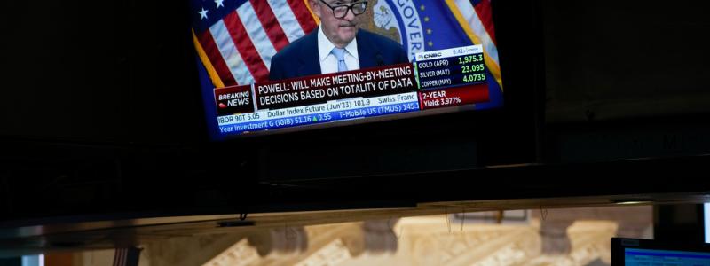 Seth Wenig/AP/TT: Centralbankschefen Jerome Powells ord från i onsdags hängde över Wall Street på torsdagen. Arkivbild.