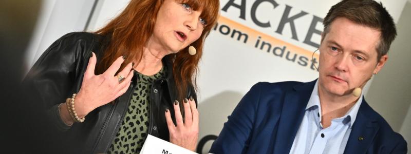 Claudio Bresciani/TT: Marie Nilsson, ordförande IF Metall, och Per-Olof Sjöö, ordförande GS-facket, presenterade lönekraven i höstas. Arkivbild.