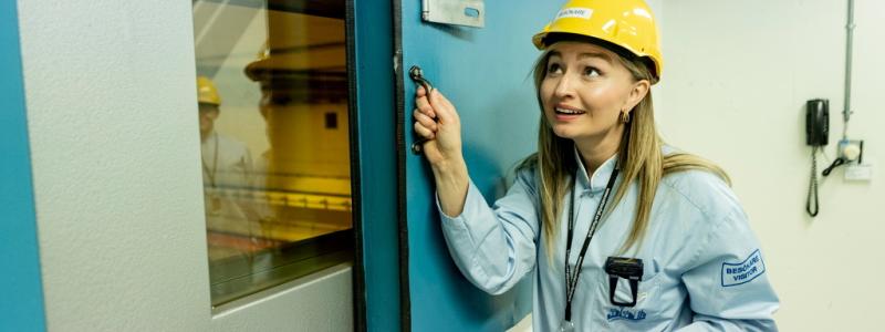 Christine Olsson/TT: Energi- och näringsminister Ebba Busch (KD) besöker atomreaktorn Forsmark 3. Innanför fönsterluckan ligger turbinhallen.