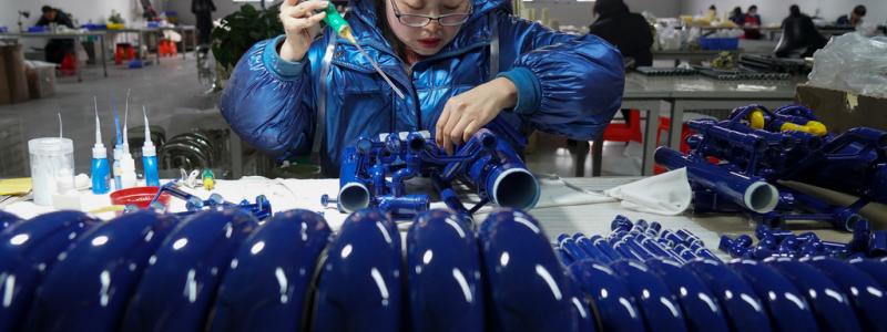 Mu Yu/AP/TT: Tillverkning av musikinstrument i Wuqiang i Hebeiprovinsen i februari.